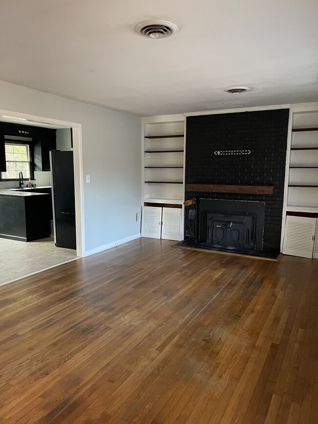 Building Photo - 1002 Sherwood Cir