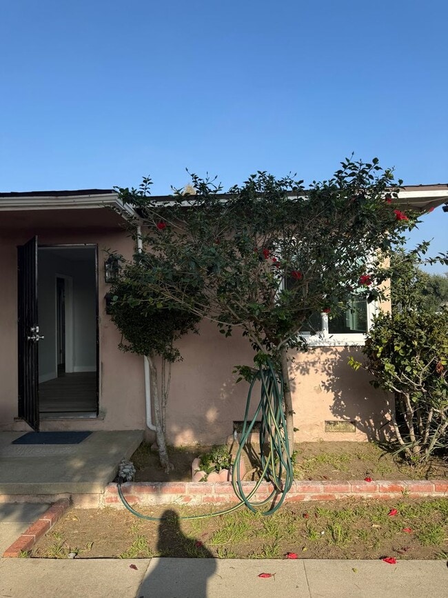 Building Photo - Move in ready Panorama City HOME.