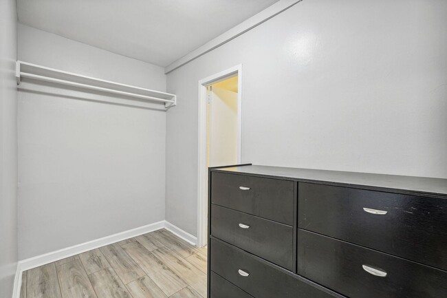 Building Photo - Spacious & Bright Studio at River Place