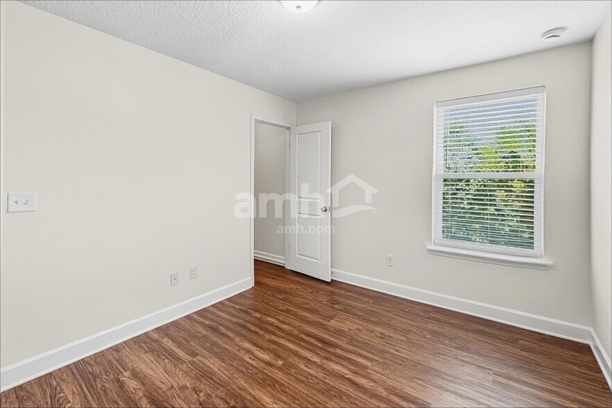 Building Photo - 31 Hiller Ln