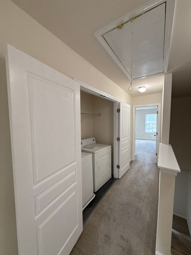 Building Photo - Oakstone