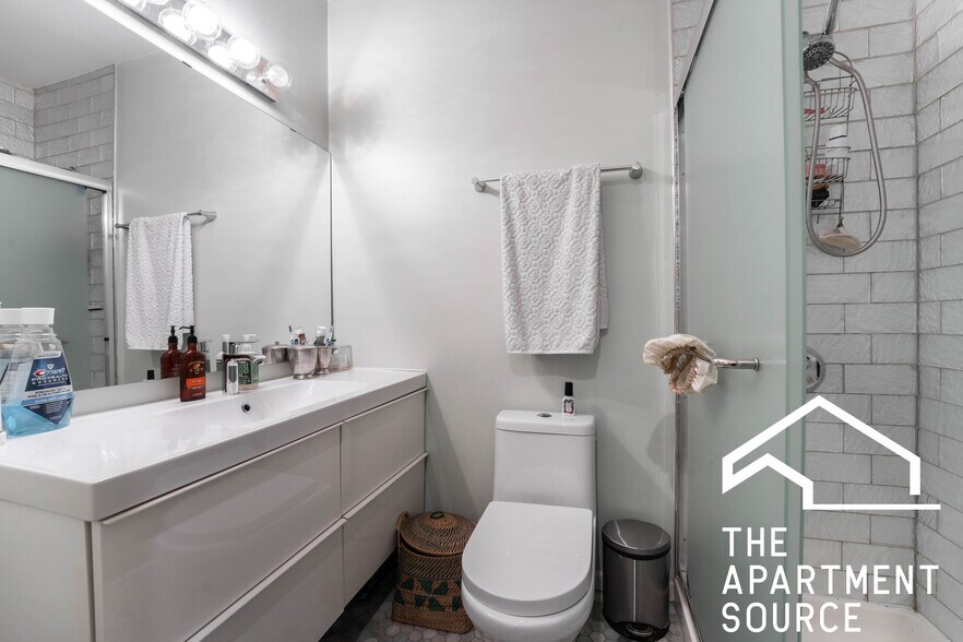 Building Photo - 2651 W Armitage Ave