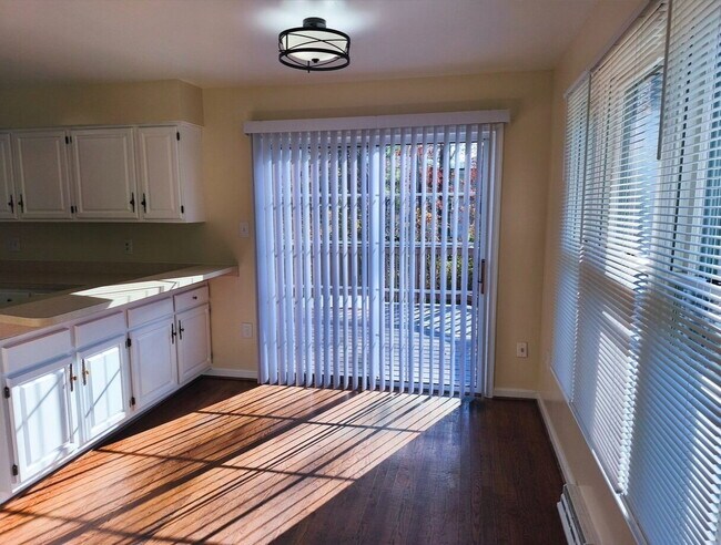 Building Photo - Charming Fair Woods Townhome Awaits