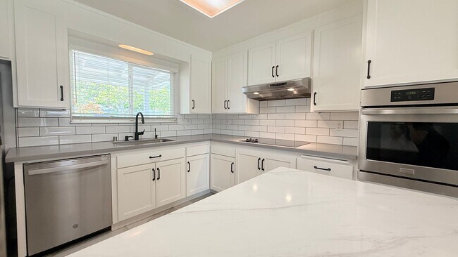 Building Photo - 1771 Lynwood Dr