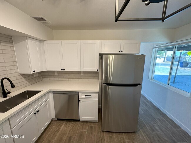 Building Photo - 546 S Hobson