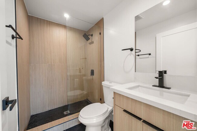 Building Photo - 913 N Hobart Blvd