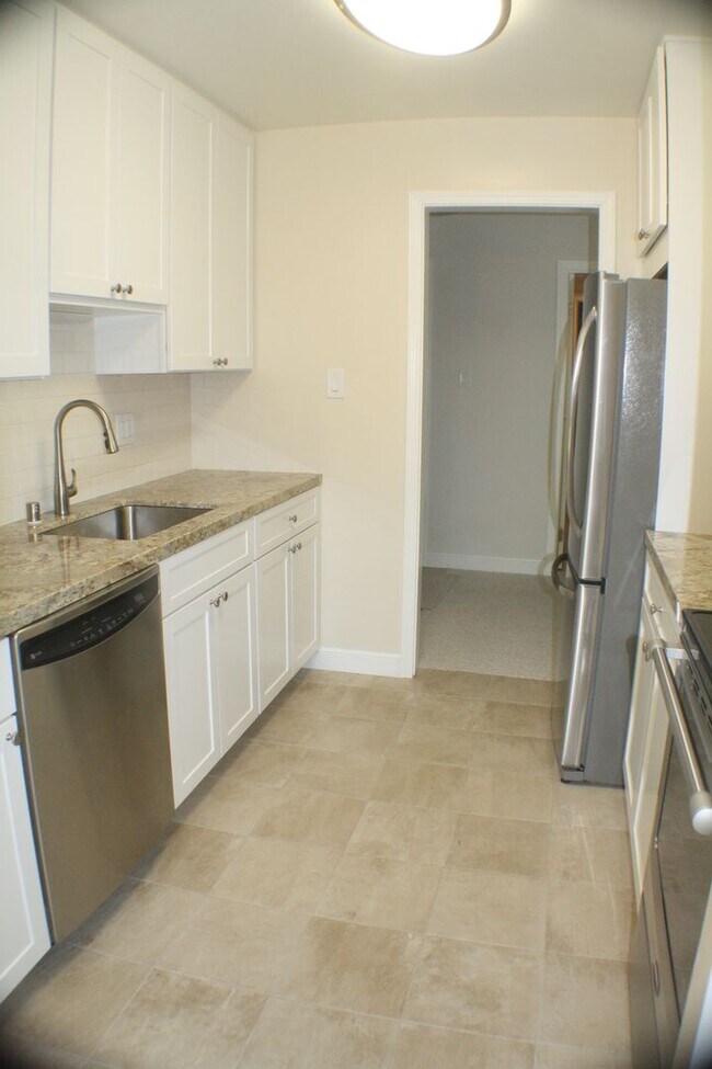 Building Photo - Stunning, large 1 bedroom at Woodlake