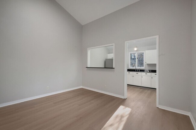 Building Photo - Belle Meade Townhome