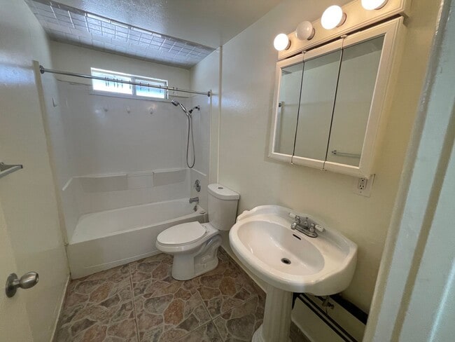 Building Photo - Apple Valley, 3 Bedroom, 2 Bathrooms, 1/2 acre property, Fully fenced