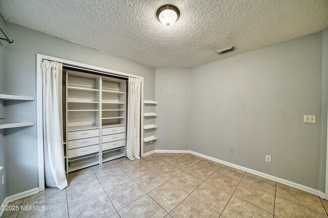 Building Photo - 185 Hawthorn Hedge Ln