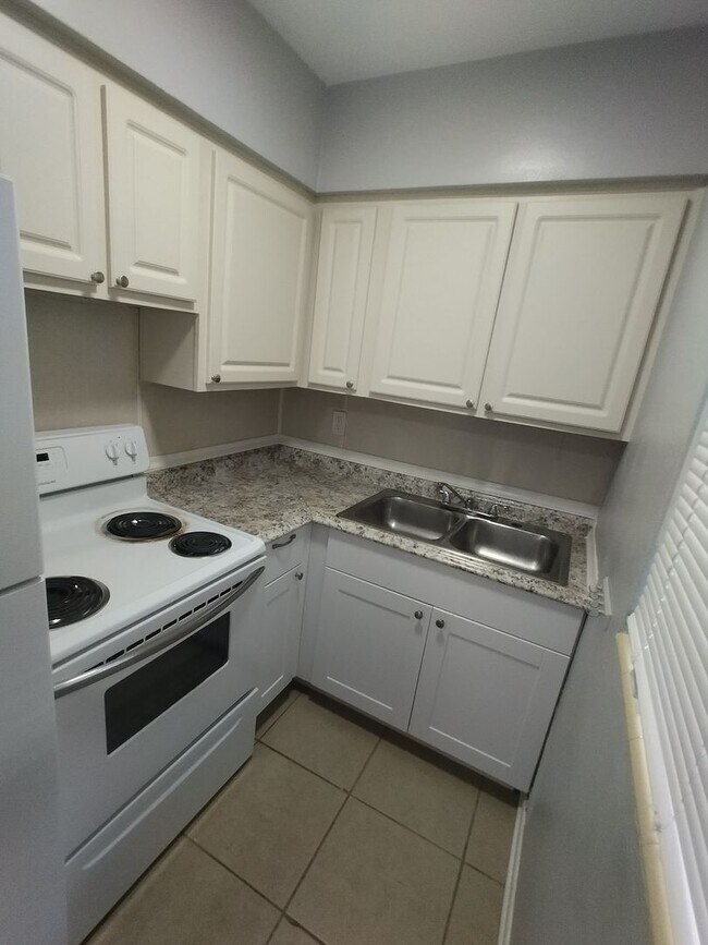 Building Photo - 419 Pineapple St