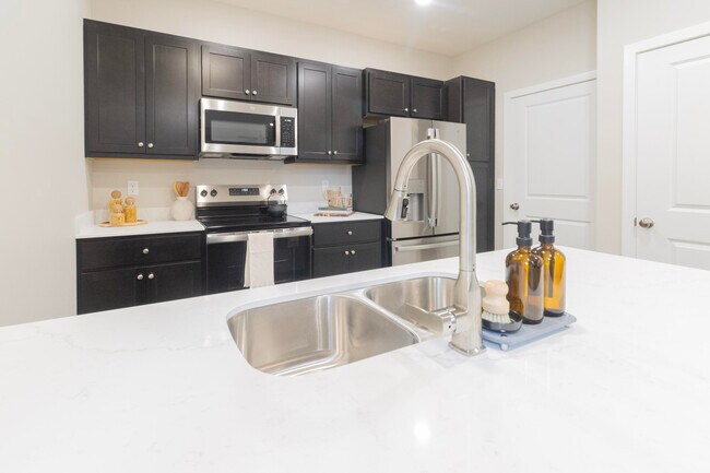 Building Photo - 2828 Emery Dr