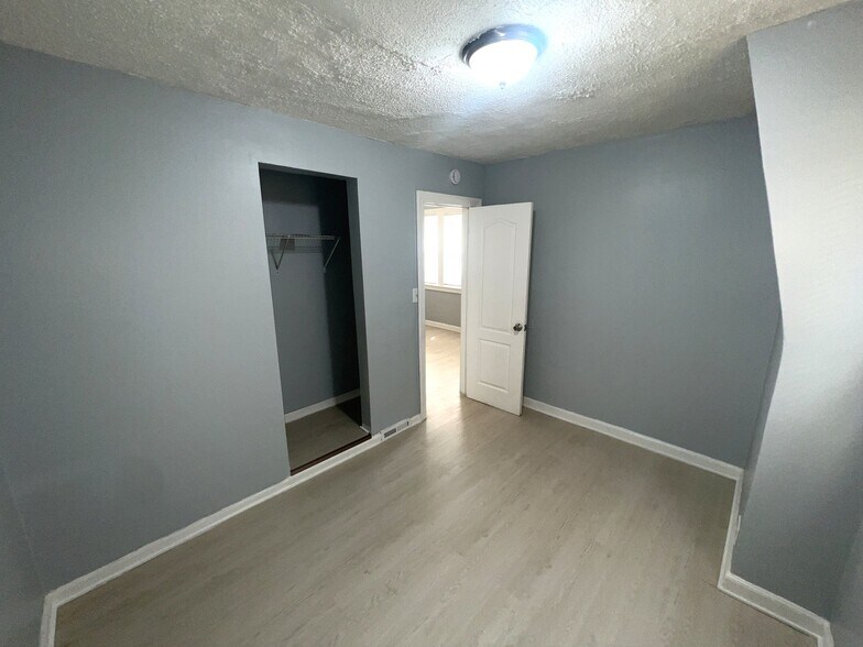 Building Photo - 9147 S Woodlawn Ave