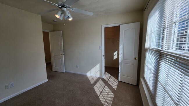 Building Photo - Sawyer Lakes