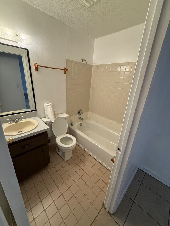 Building Photo - 1585 Sunset Ln