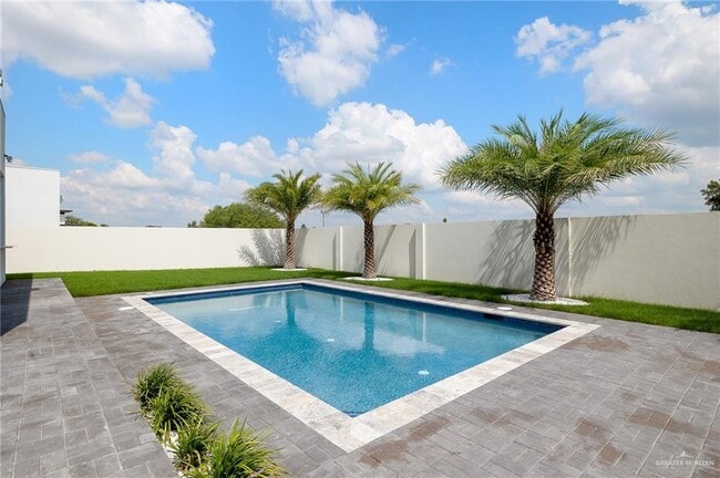 Building Photo - 2416 Thames Dr