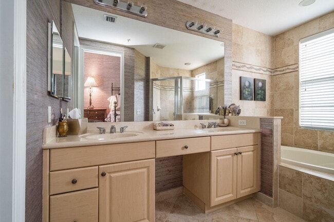 Building Photo - 11860 Valencia Gardens Ave