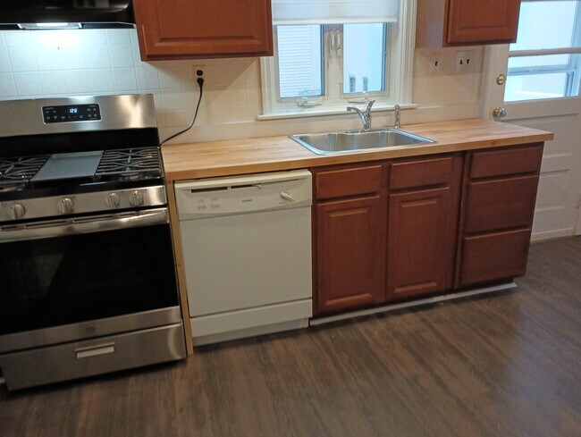 Building Photo - 865 Lancaster Ave