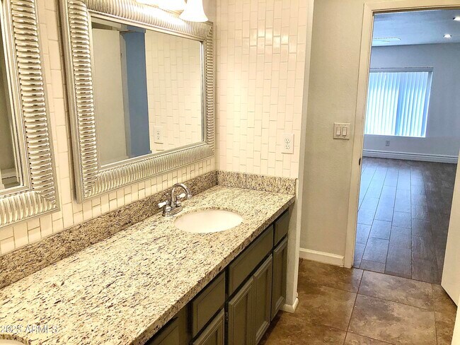 Building Photo - 6711 E Aire Libre Ln