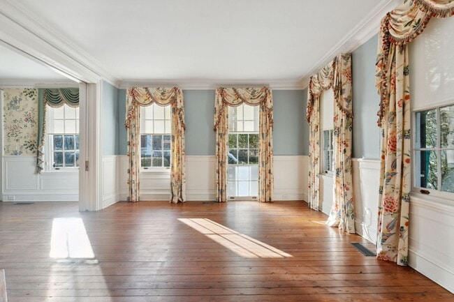 Building Photo - Gorgeous Historic South of Broad Home