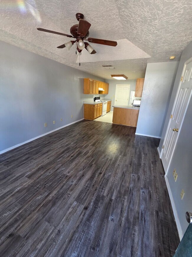 Building Photo - 420 E 9th St