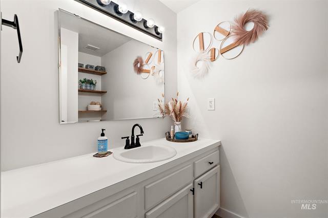 Building Photo - 529 S Beach St