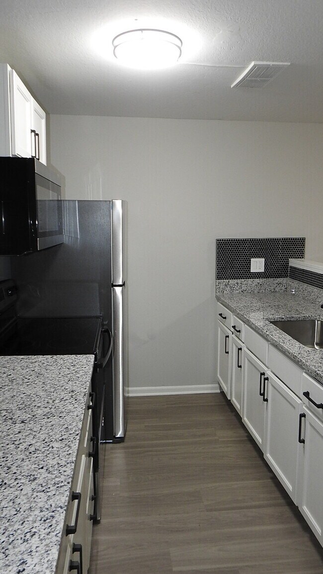 Building Photo - Charming 3 bedrooms and 1 bath home located on Elmwood Ave in Kansas City, MO