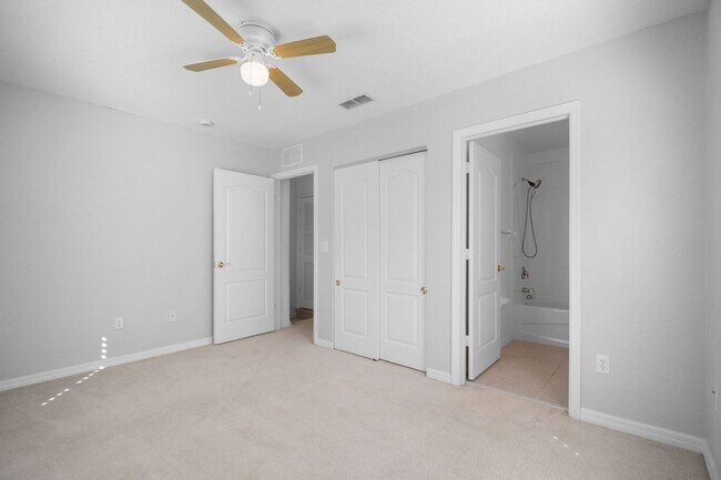 Building Photo - Charming 2-bedroom, 2.5-bathroom townhome ...