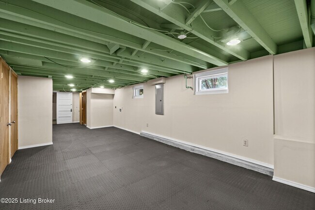 Building Photo - 260 Thompson Ave