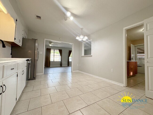 Building Photo - Charming 2-Bedroom Home with Bonus Room in...