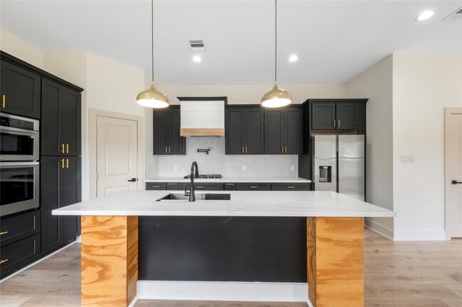 Building Photo - 1113 Danube St