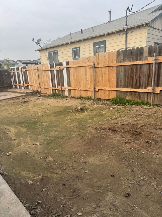 Building Photo - 1004- 06