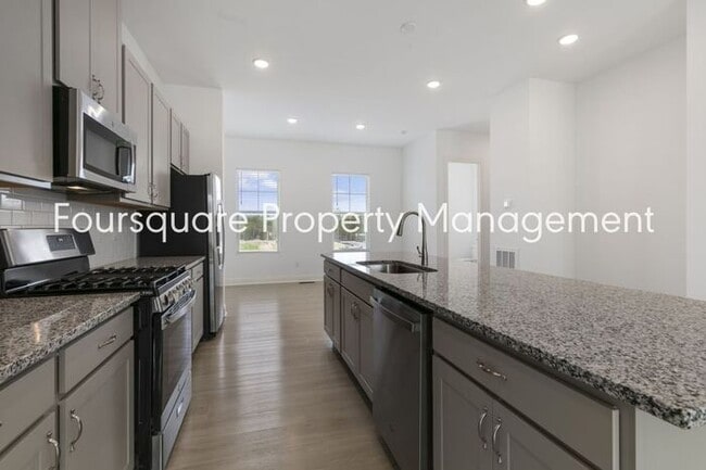 Building Photo - Spacious Townhome with Entry-Level Guest Suite, Washer/ Dryer Included, 2nd floor Balcony & 2-Car...