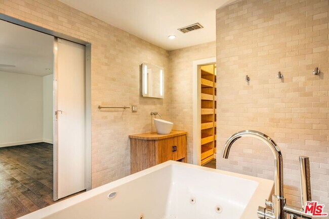 Building Photo - 4075 Los Nietos Dr