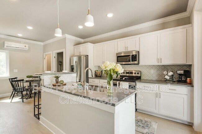 Primary Photo - 410 Ziegler St