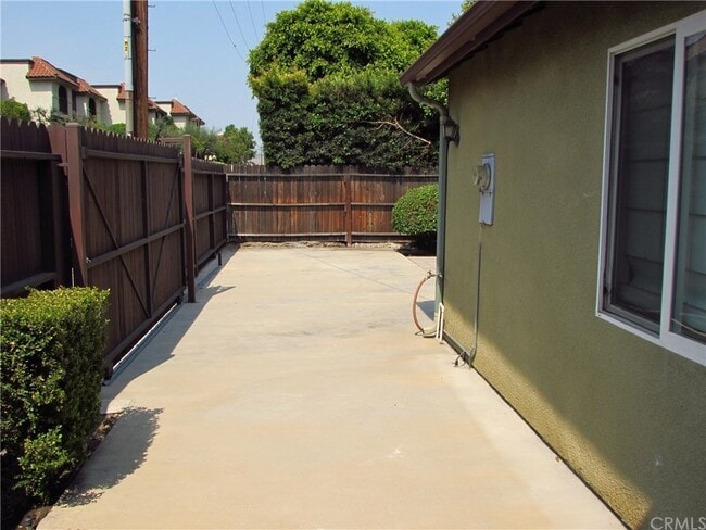 Building Photo - 1521 Grismer Ave