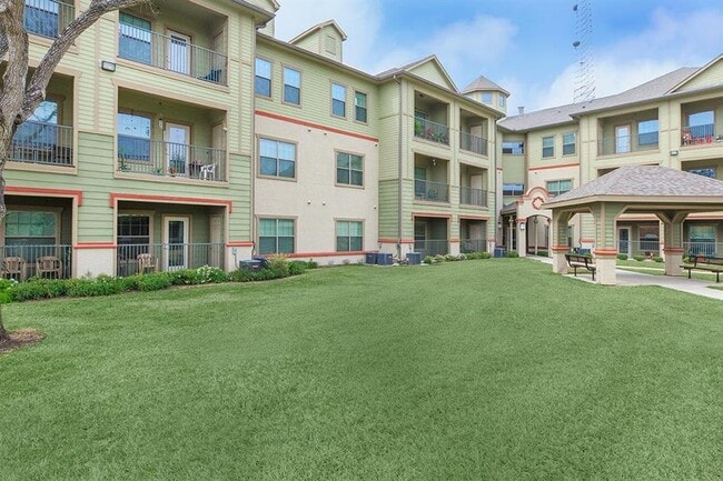 Building Photo - 200 W Yoakum Ave