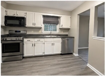 Building Photo - 1671 Grosvenor Cir