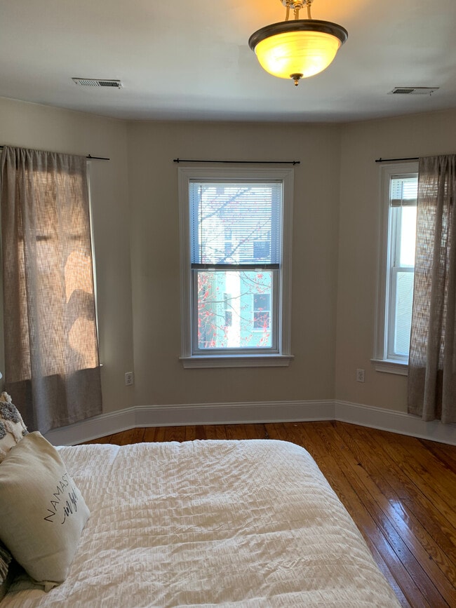 Building Photo - 212 L St