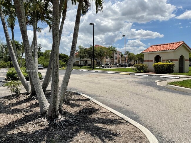 Building Photo - 3320 Pinewalk Dr N