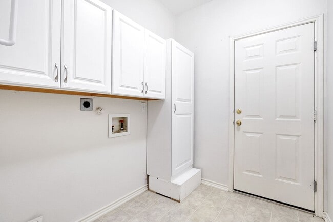 Building Photo - ***APPLICATION CURRENTLY UNDER REVIEW***Gorgeous Brick Home in Gated Shavano Bend