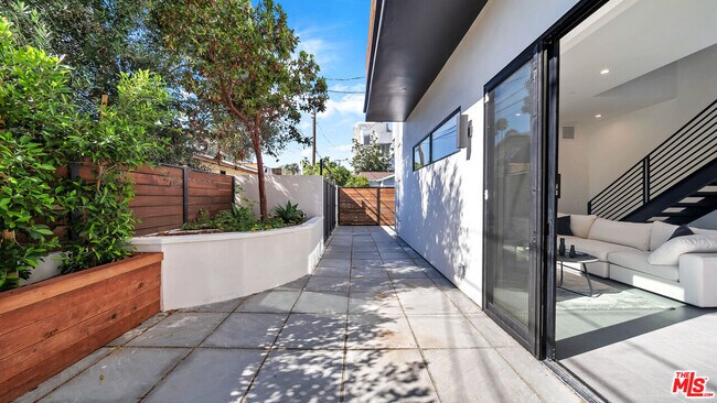 Building Photo - 1123 N Formosa Ave