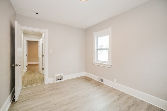 Building Photo - 1736 Mansfield Rd