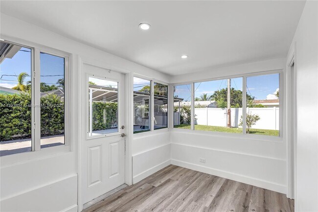 Building Photo - 921 SE 13th Ct