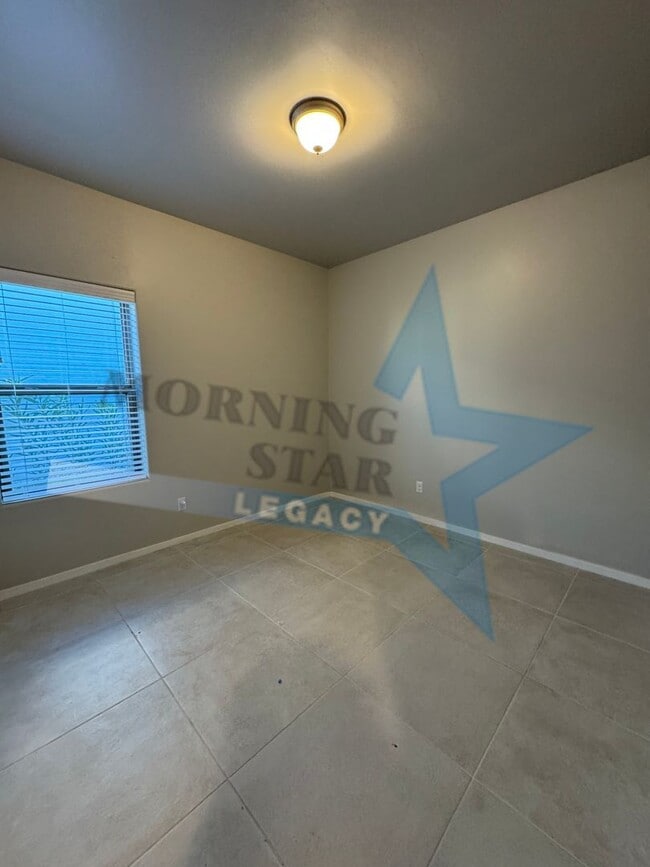Building Photo - Newer home in desirable Metro area!
