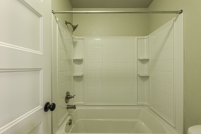 Building Photo - Desirable Home In Valencia Park!