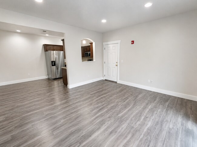 Building Photo - 91 W Springview Dr