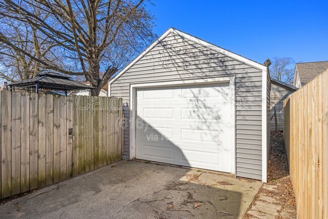 Building Photo - 1635 Cleveland Ave SW