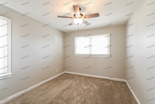 Building Photo - 335 De Smet Dr