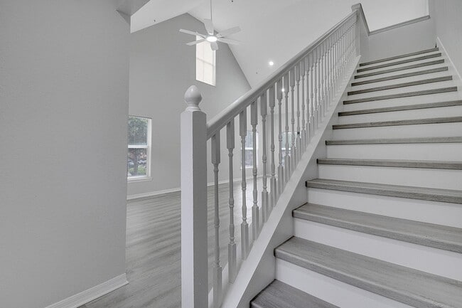 Building Photo - Fully Remodeled 3/2 with Loft in MetroWest...